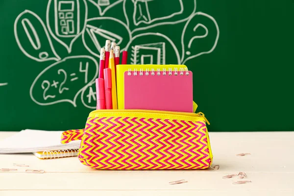 Mäppchen Und Schreibwaren Auf Dem Tisch Neben Der Tafel — Stockfoto