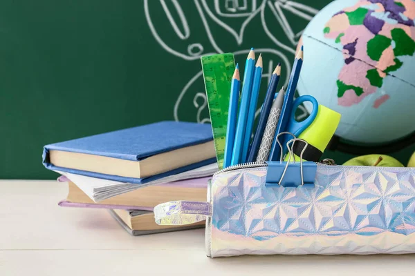 Mäppchen Und Schreibwaren Auf Dem Tisch Neben Der Tafel — Stockfoto