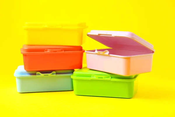 Пластиковые Обеденные Коробки Цветном Фоне — стоковое фото