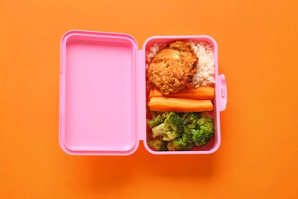 色の背景においしい食べ物と弁当箱 — ストック写真