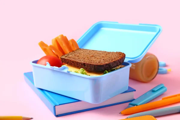 Lunchbox Mit Leckerem Essen Und Schulpapier Auf Farbigem Hintergrund — Stockfoto