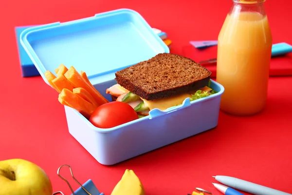 Обеденная Коробка Вкусной Едой Школьными Принадлежностями Цветном Фоне — стоковое фото
