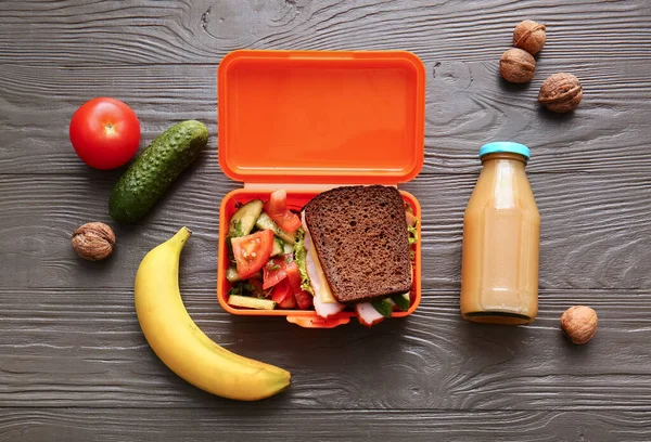 Lunchbox Met Lekker Eten Houten Achtergrond — Stockfoto