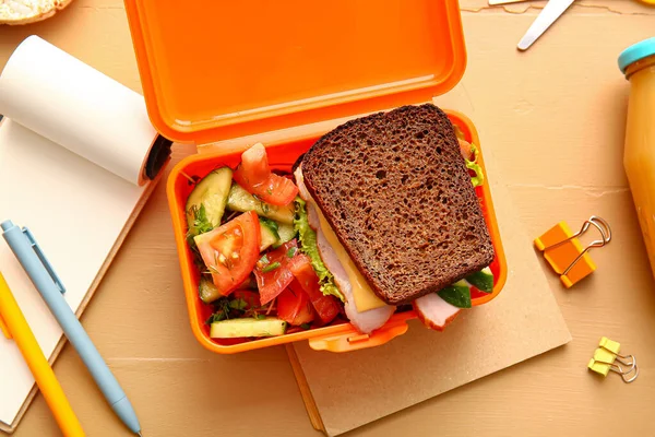 Lunchbox Mit Leckerem Essen Und Schulpapier Auf Farbigem Hintergrund — Stockfoto