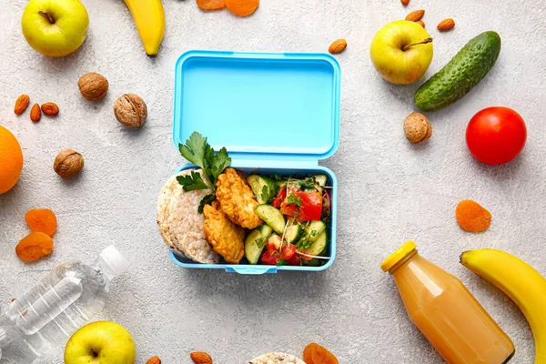 Lunchbox Met Lekker Eten Lichte Achtergrond — Stockfoto