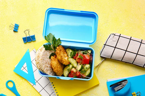 Lunchbox Mit Leckerem Essen Und Schulpapier Auf Farbigem Hintergrund — Stockfoto