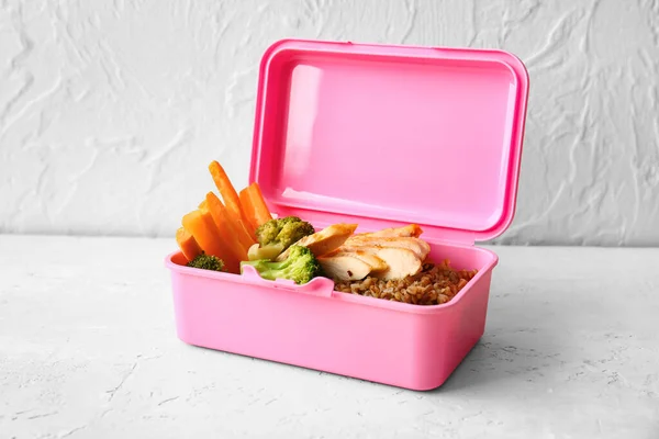 Lunchbox Mit Leckerem Essen Auf Dem Tisch — Stockfoto
