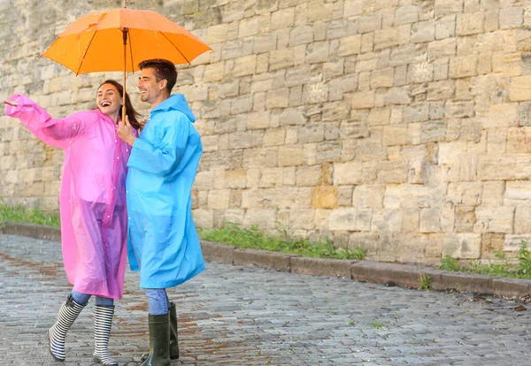 Junges Paar Mit Regenschirm Geht Ins Freie — Stockfoto