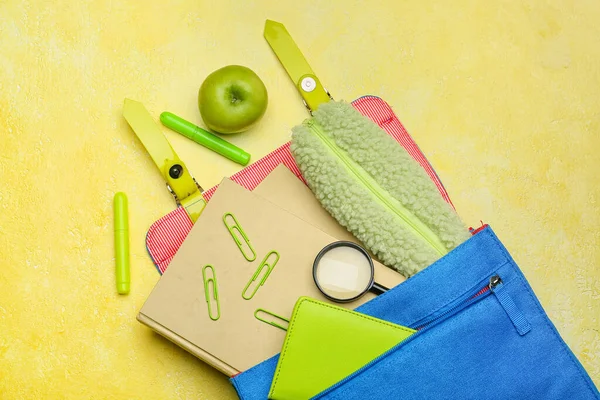 Mochila Com Estojo Lápis Papelaria Sobre Fundo Cor — Fotografia de Stock