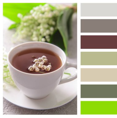 Vadideki güzel zambak çiçekleri ve gri arka planda bir fincan çay. Farklı renk desenleri