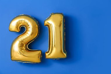 Renk arkaplanındaki balonlardan yapılmış Şekil 21