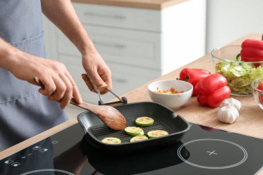 Mutfakta sebze kızartan adam, yakın plan.