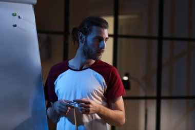 Genç adam ofiste sunum yapıyor.