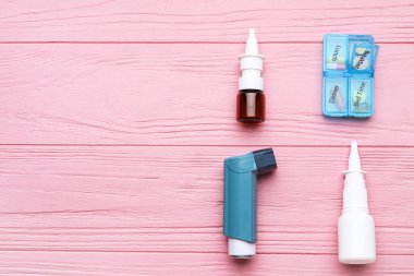 Renkli ahşap arka planda astım spreyi ile kompozisyon