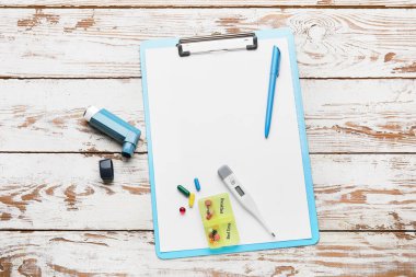 Hafif ahşap zemin üzerinde astım spreyi ve pano ile kompozisyon