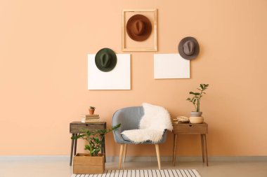 Şapkalı şık bir oda.