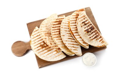 Lezzetli quesadilla ve soslu beyaz arka plan.