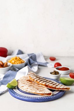 Hafif arka planda lezzetli quesadilla tabağı