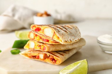 Lezzetli quesadilla 'lı pano, arka planda limon ve sos, yakın plan