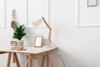 Işık duvarının yanındaki modern işyeri