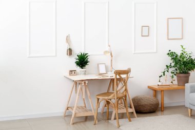 Odanın içinde modern işyeri