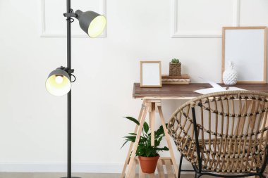 Modern işyeri ve lamba odada ışık duvarının yanında.