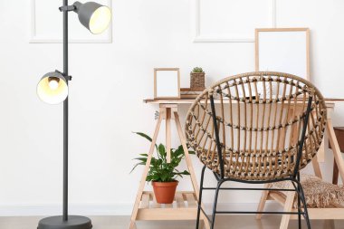 Modern işyeri ve lamba odada ışık duvarının yanında.