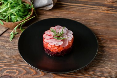 Ahşap masada lezzetli tartar salatası, yakın plan.