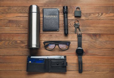 Ahşap arka planda seyahat edilecek ögeler