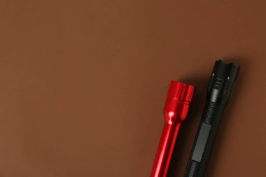 Renkli arka planda modern el fenerleri