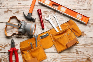 Hafif ahşap arka planda güvenlik ekipmanları