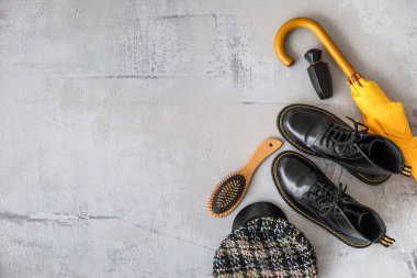 Şemsiyeler, botlar ve arka planda kadın aksesuarları