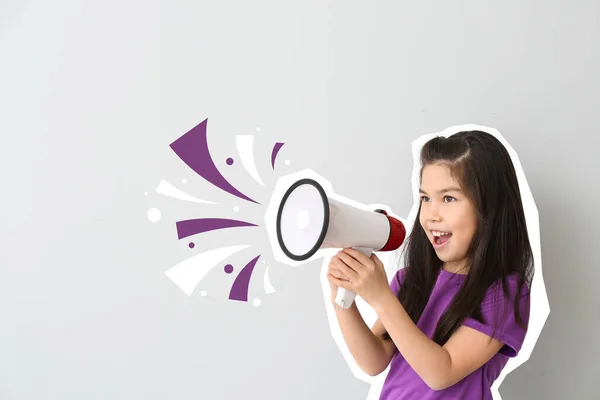 Menina Bonito Com Megafone Fundo Luz — Fotografia de Stock