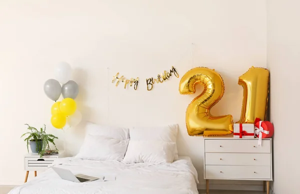 Moderne Slaapkamer Ingericht Voor Verjaardag Met Figuur Gemaakt Van Ballonnen — Stockfoto