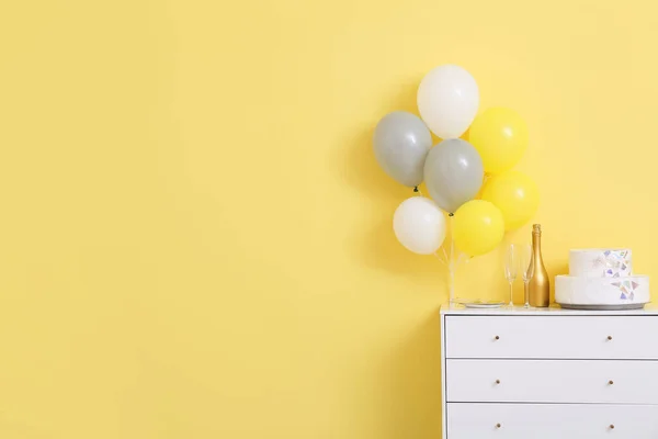 Tort Urodzinowy Szampanem Komodzie Balonach Pobliżu Ściany Koloru — Zdjęcie stockowe