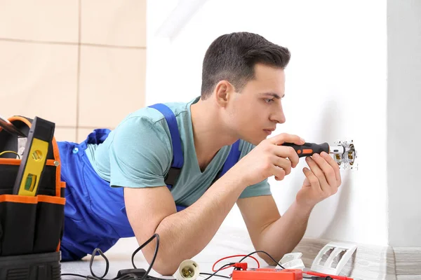 Young Electrician Repairing Socket Room — Stock Photo, Image