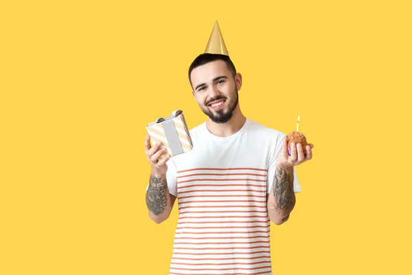 Joven Feliz Con Caja Regalo Cupcake Cumpleaños Fondo Color — Foto de Stock