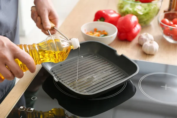 Man Pouring Sunflower Oil Frying Pan Kitchen — Stock Photo, Image