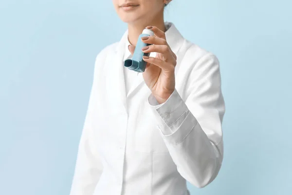 Allergologue Féminine Avec Inhalateur Sur Fond Couleur — Photo