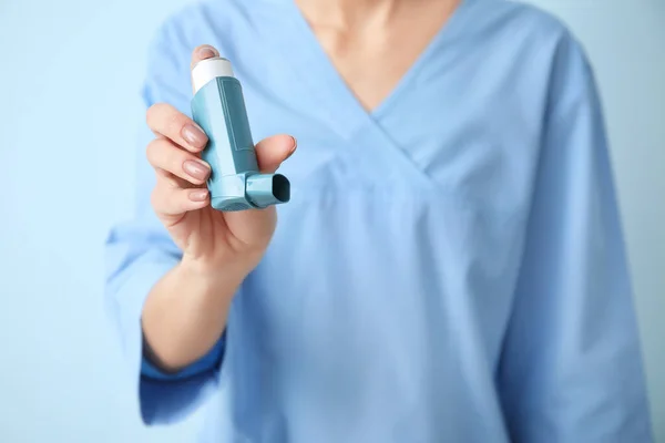 Alergolog Kobiecy Inhalatorem Tle Koloru — Zdjęcie stockowe