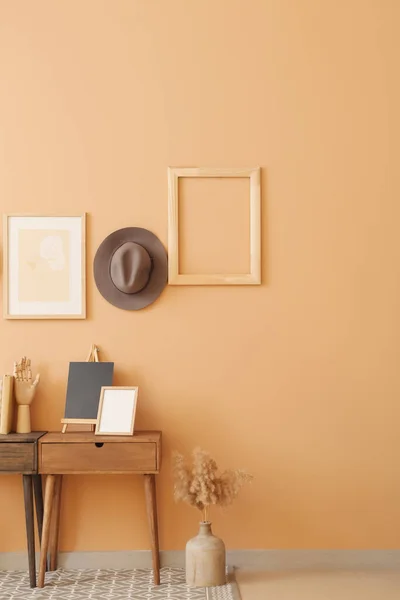 Interior Stylish Room Table Hat Hanging Color Wall — Stock Photo, Image