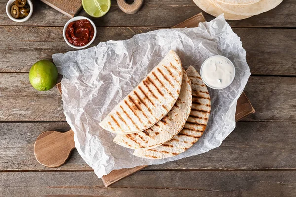 Board Tasty Quesadillas Lime Sauces Wooden Background — Stock Photo, Image