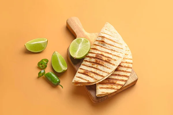 Board Mit Leckeren Quesadillas Und Limette Auf Farbigem Hintergrund — Stockfoto
