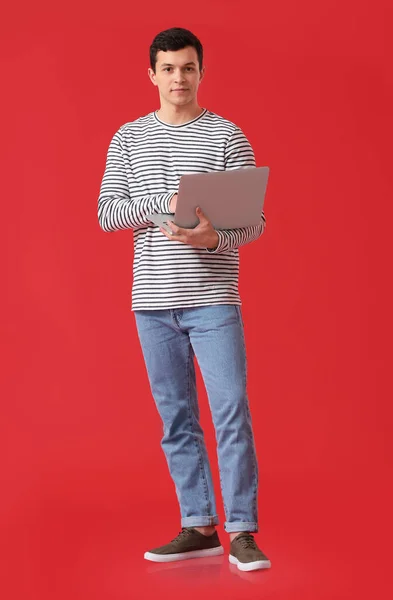 Hombre Joven Guapo Usando Portátil Fondo Color —  Fotos de Stock