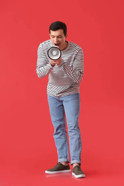 Bonito Jovem Gritando Megafone Fundo Cor — Fotografia de Stock