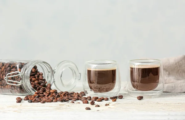 Glazen Kopjes Hete Koffie Met Bonen Lichte Achtergrond — Stockfoto