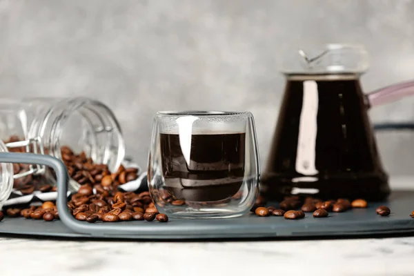 Samenstelling Met Kopje Warme Koffie Pot Tafel — Stockfoto
