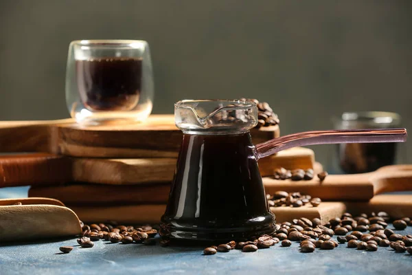 Prachtige Compositie Met Pot Turkse Koffie Bonen Tafel — Stockfoto