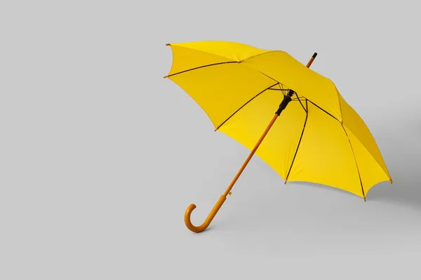 Elegante Paraguas Amarillo Sobre Fondo Claro — Foto de Stock
