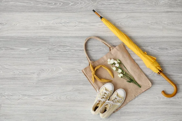 Elegante Paraguas Zapatillas Bolso Sobre Fondo Madera Claro — Foto de Stock